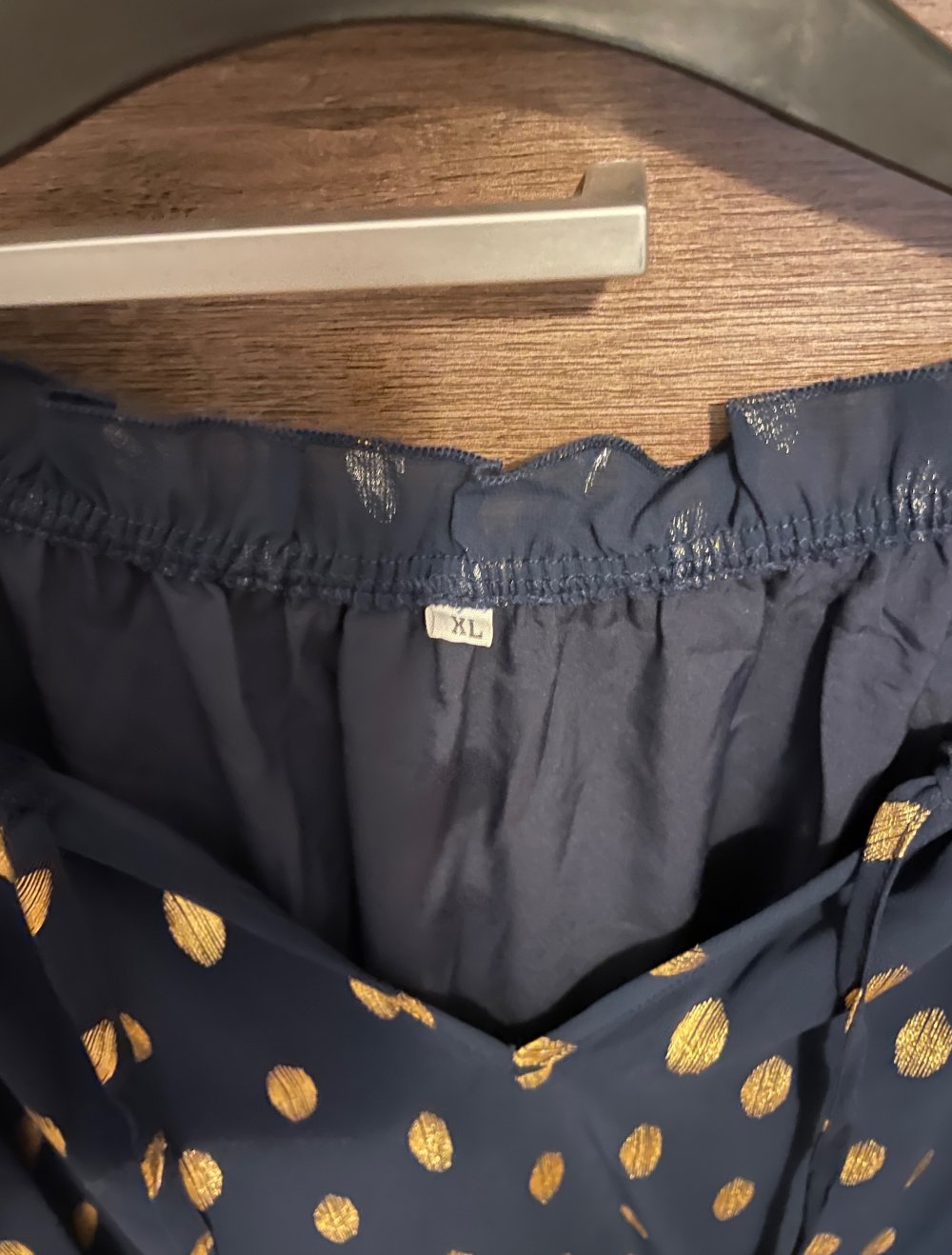 Neues Kleid mit goldenen Punkten