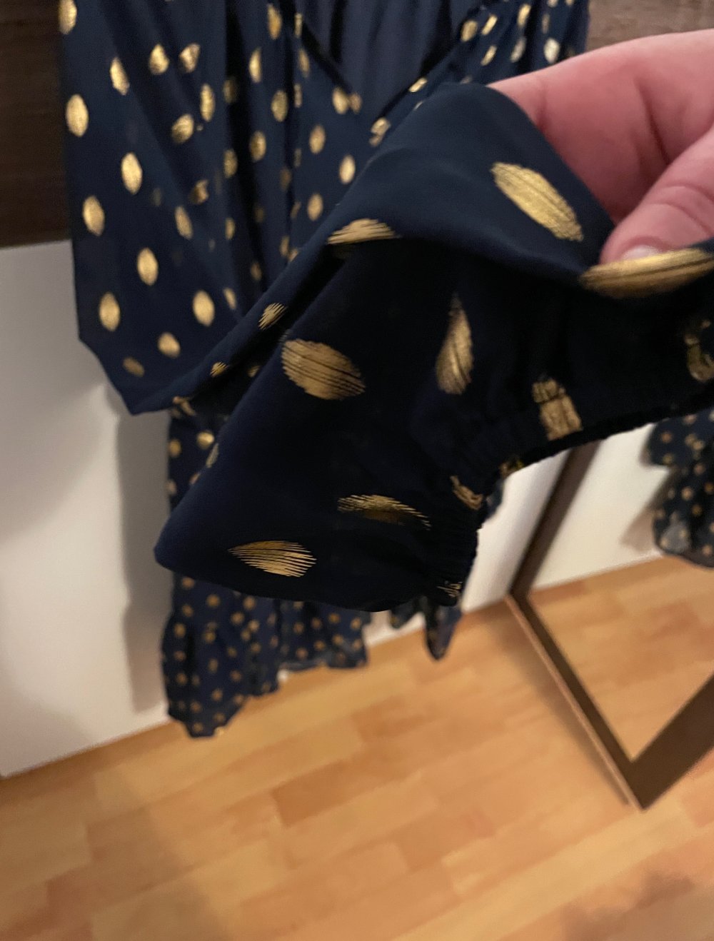 Neues Kleid mit goldenen Punkten