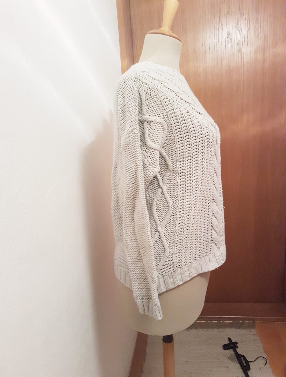 strickpullover in weiß zopfmuster