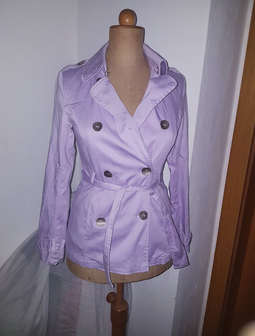 tranchcoat lila mit knopfleiste