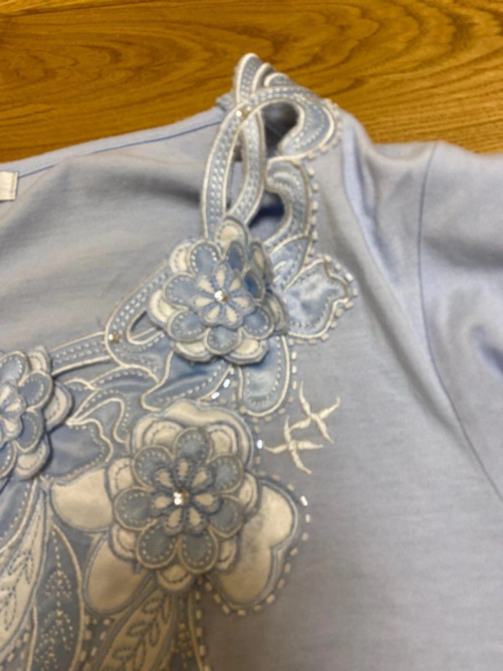 Shirt 3/4 Ärmel blau Mit schönen Blumen, Stickerei und Perlen bestickt und Glitzersteinen Creation Prestige Größe 42 