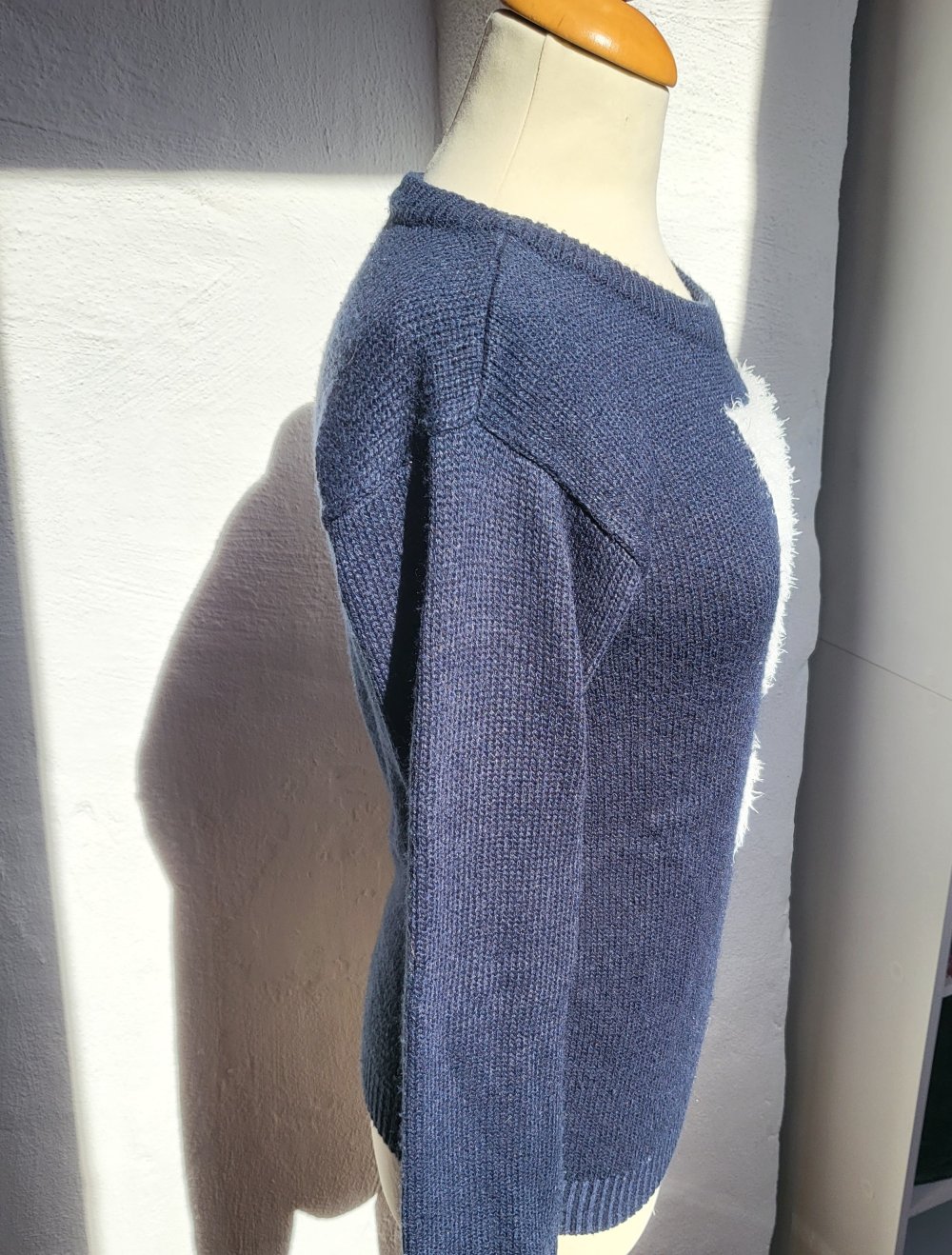 blauer Pullover