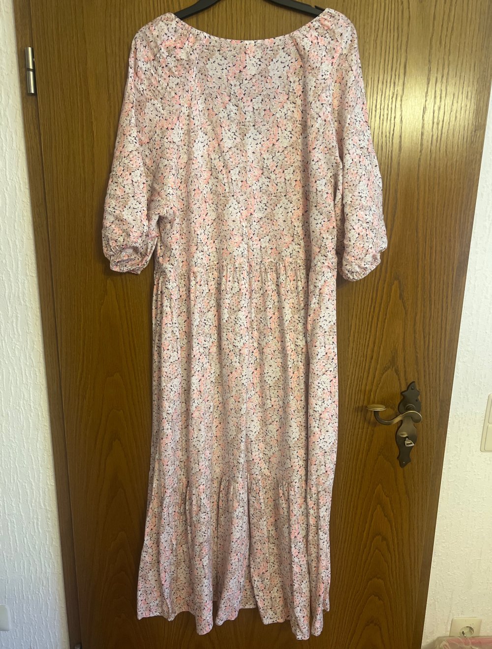 Rosa/Weiß geblümtes Kleid