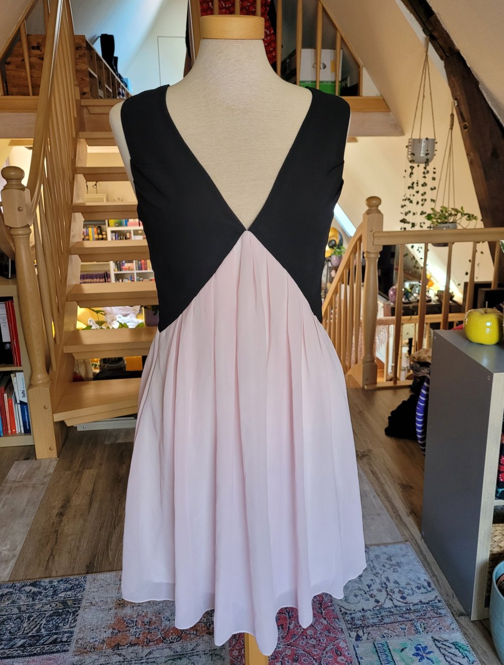 Kleid schwarz rosa Rückenausschnitt Chiffon