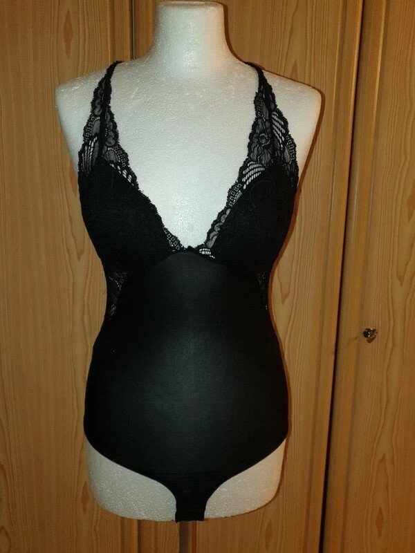 Body mit spitzen Cut out schwarz Spitze Stocking Gr. S (36) YAS