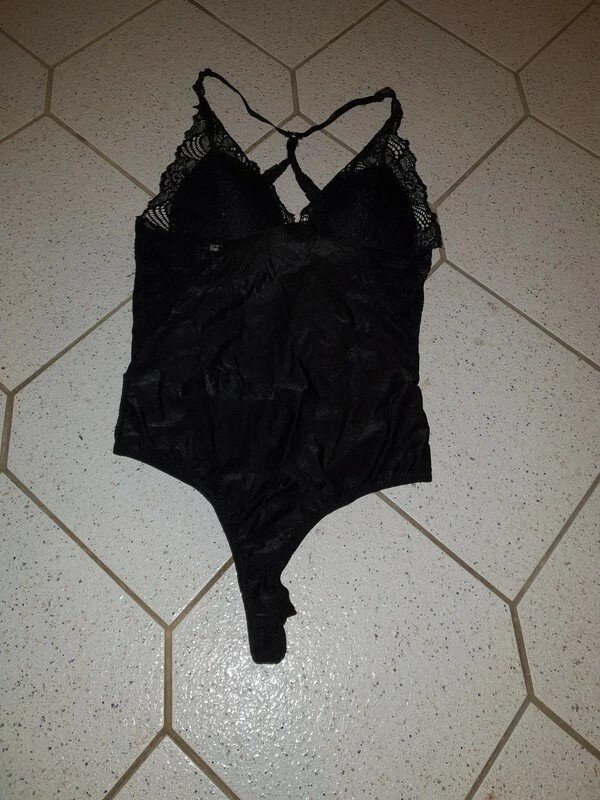 Body mit spitzen Cut out schwarz Spitze Stocking Gr. S (36) YAS