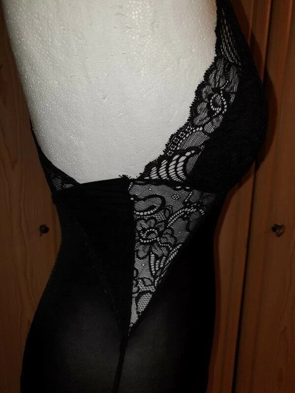 Body mit spitzen Cut out schwarz Spitze Stocking Gr. S (36) YAS