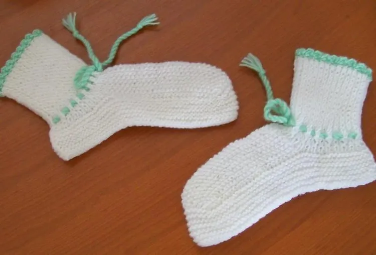 Weiße Bettsocken mit grünen Bändern - Handarbeit