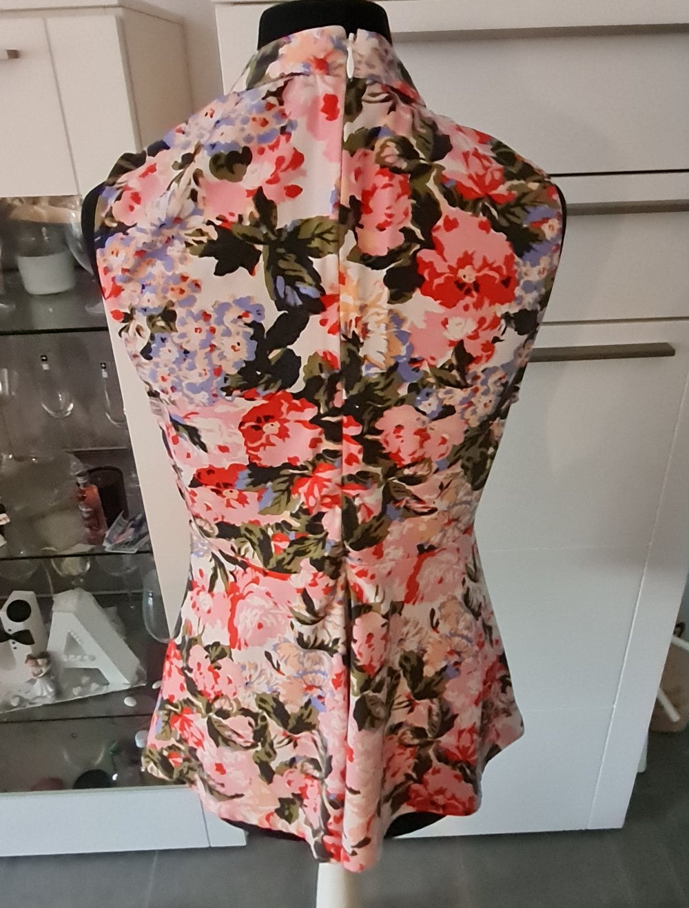 Guess Oberteil Bluse ohne Arm floralems Muster Gr. S