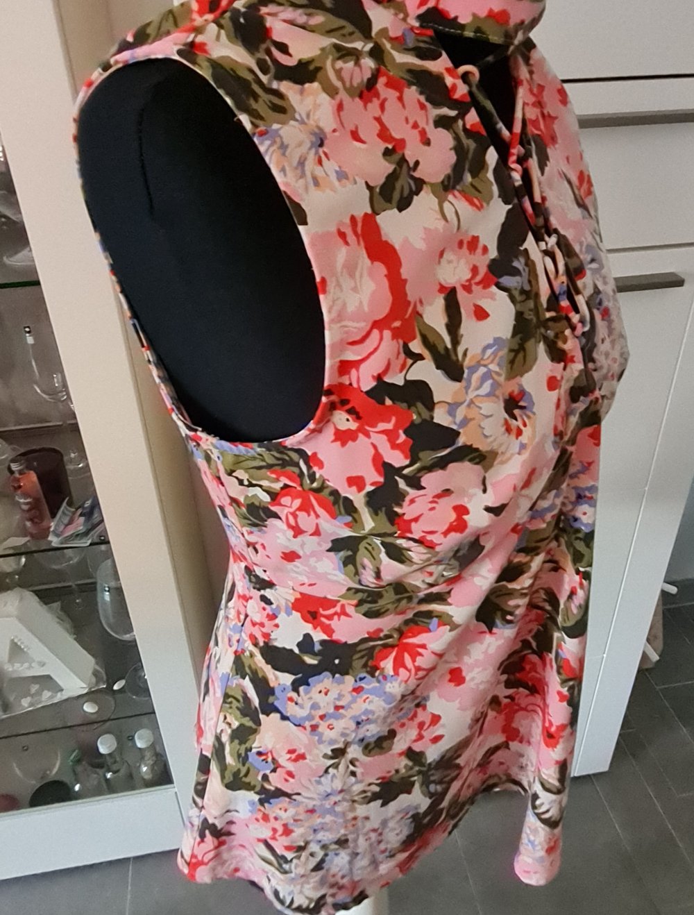 Guess Oberteil Bluse ohne Arm floralems Muster Gr. S