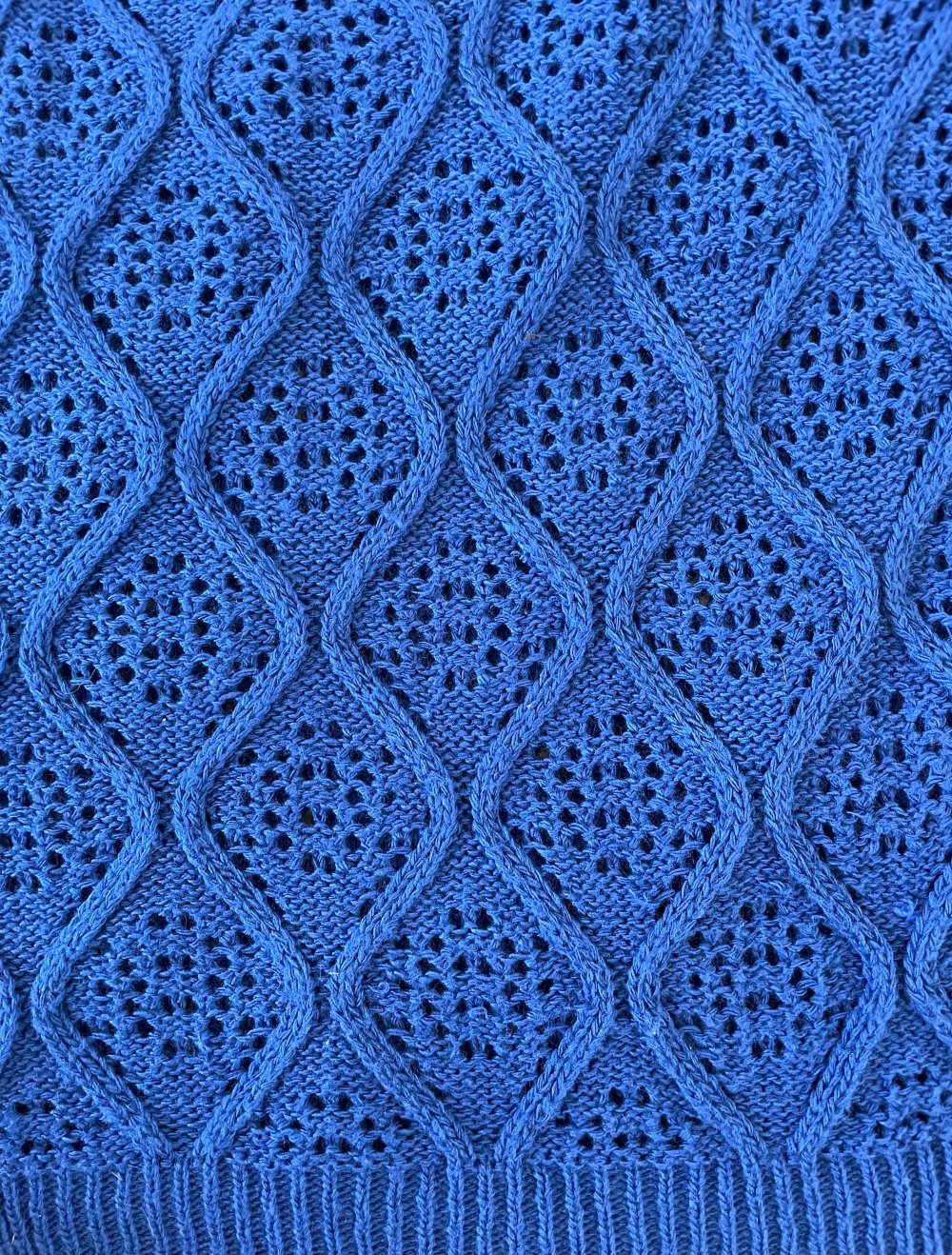 Blauer gemütlicher Pulli