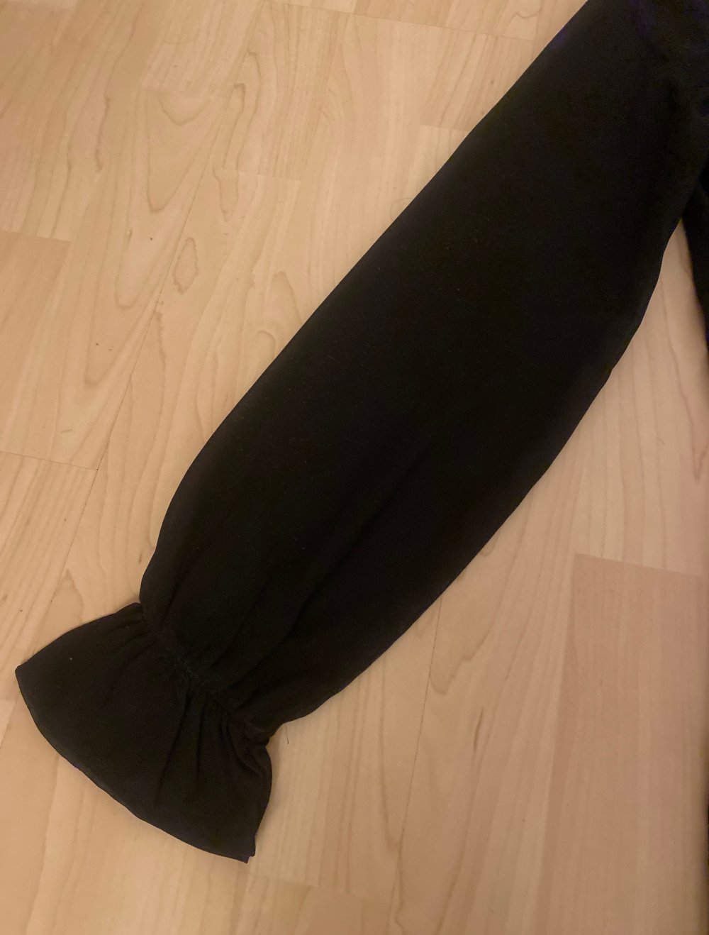 schwarzes langarm Kleid