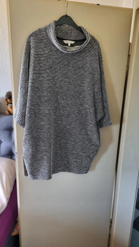 schwarz/weißer Oversize-Longpulli Größe L