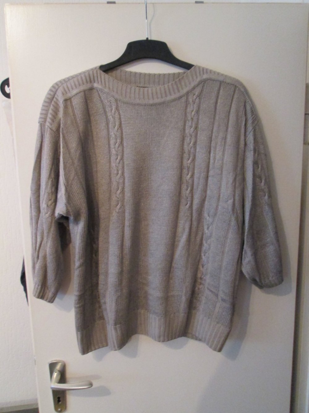 silber-grauer Pulli