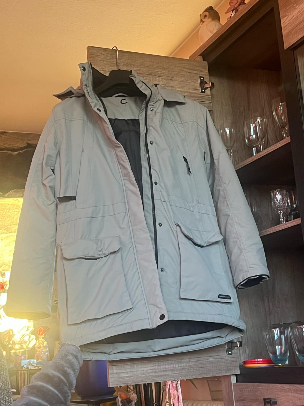 hellgraue Winterjacke mit Kapuze Größe M / superwarm