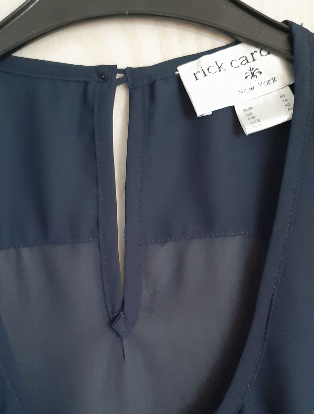 dunkelblaue ärmellose Bluse von Rick Cardona New York