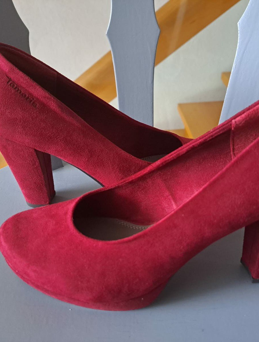weinrote Pumps von Tamaris