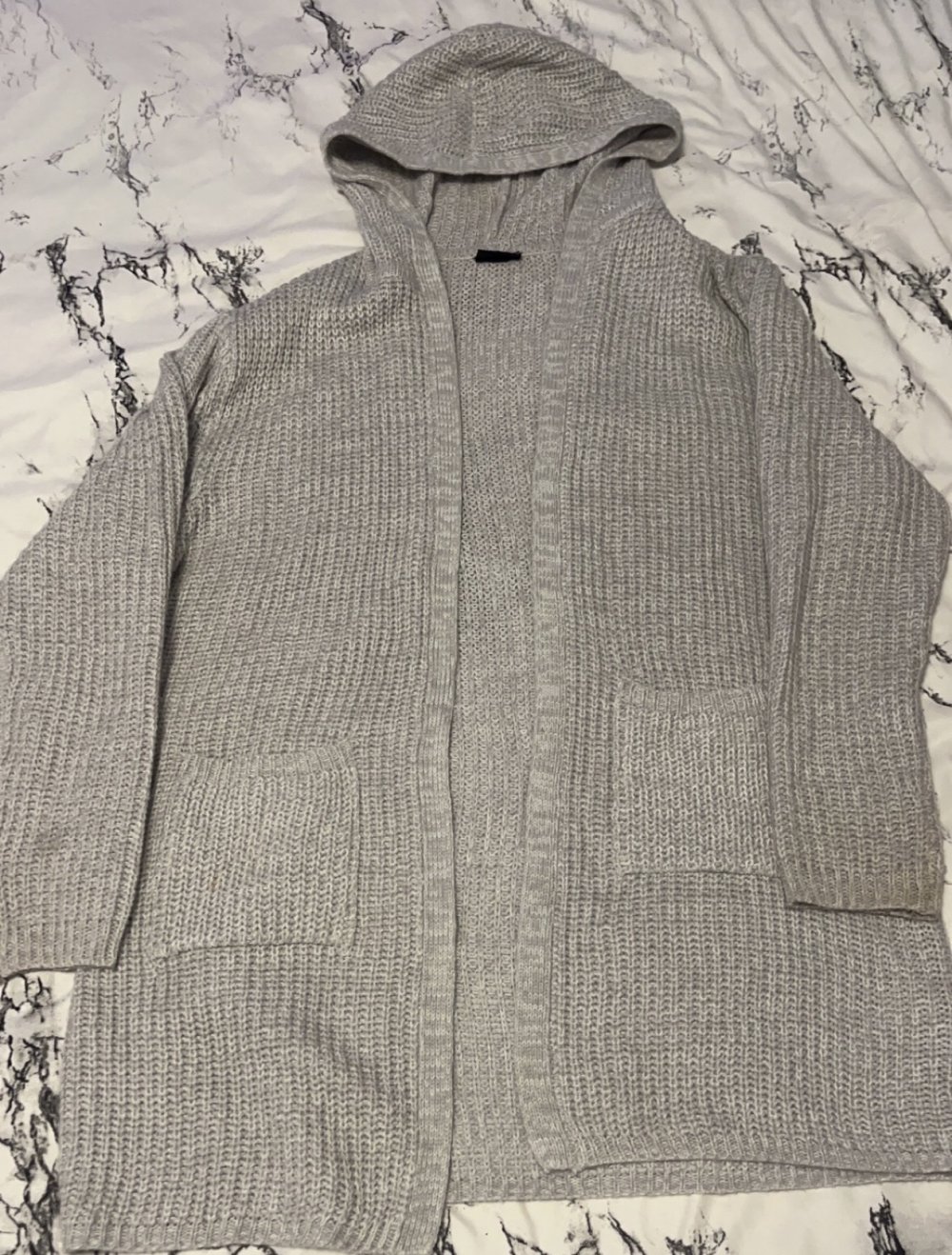 graue strickjacke