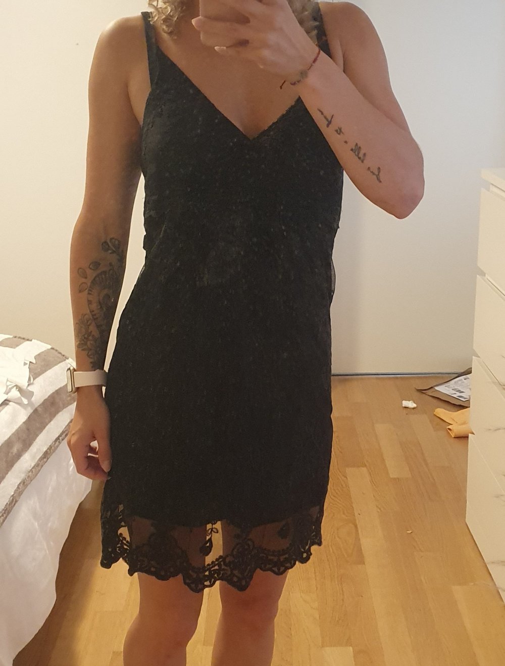 schwarzes kurzes Kleid mit Spitze