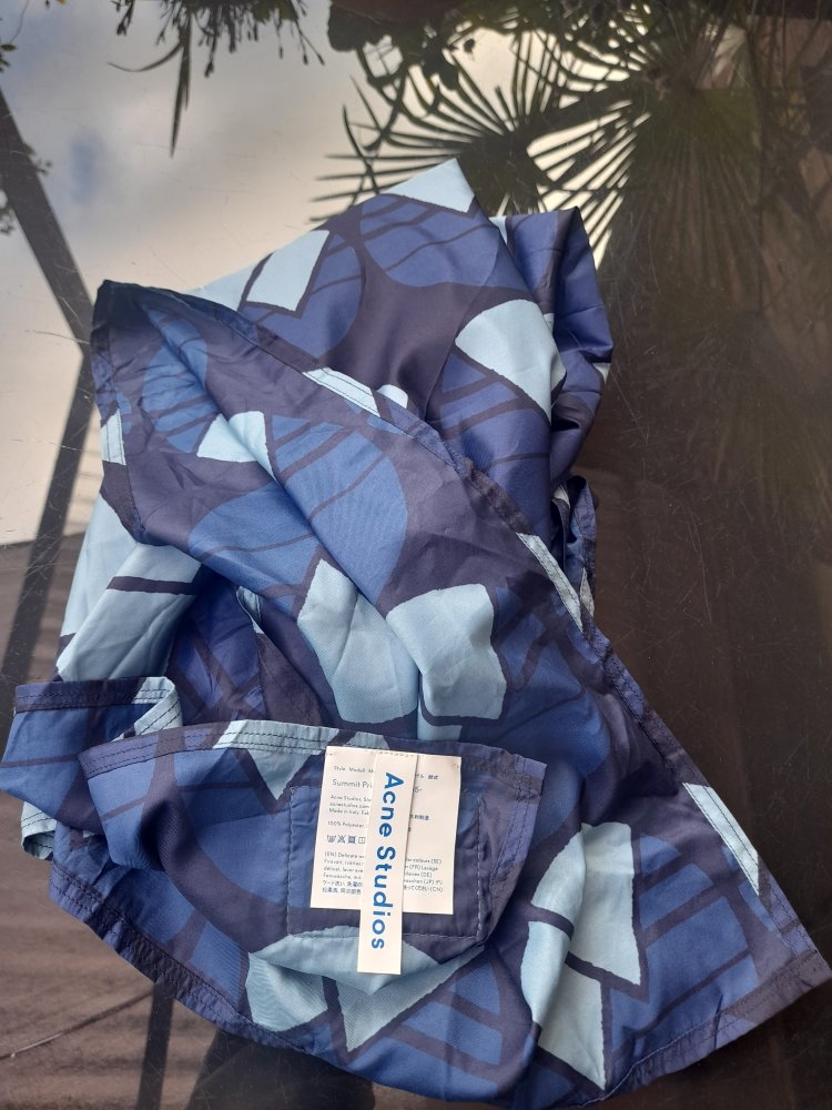 Schöner Seidenschal, 100% Seide von Bla Konst Acne Studios 