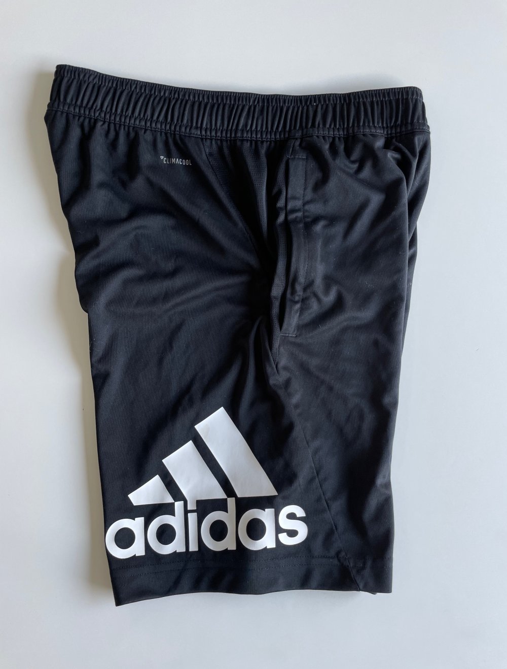 KONVENTIONELLE, KURZE ADIDAS KINDERSPORTHOSE IN SCHWARZ