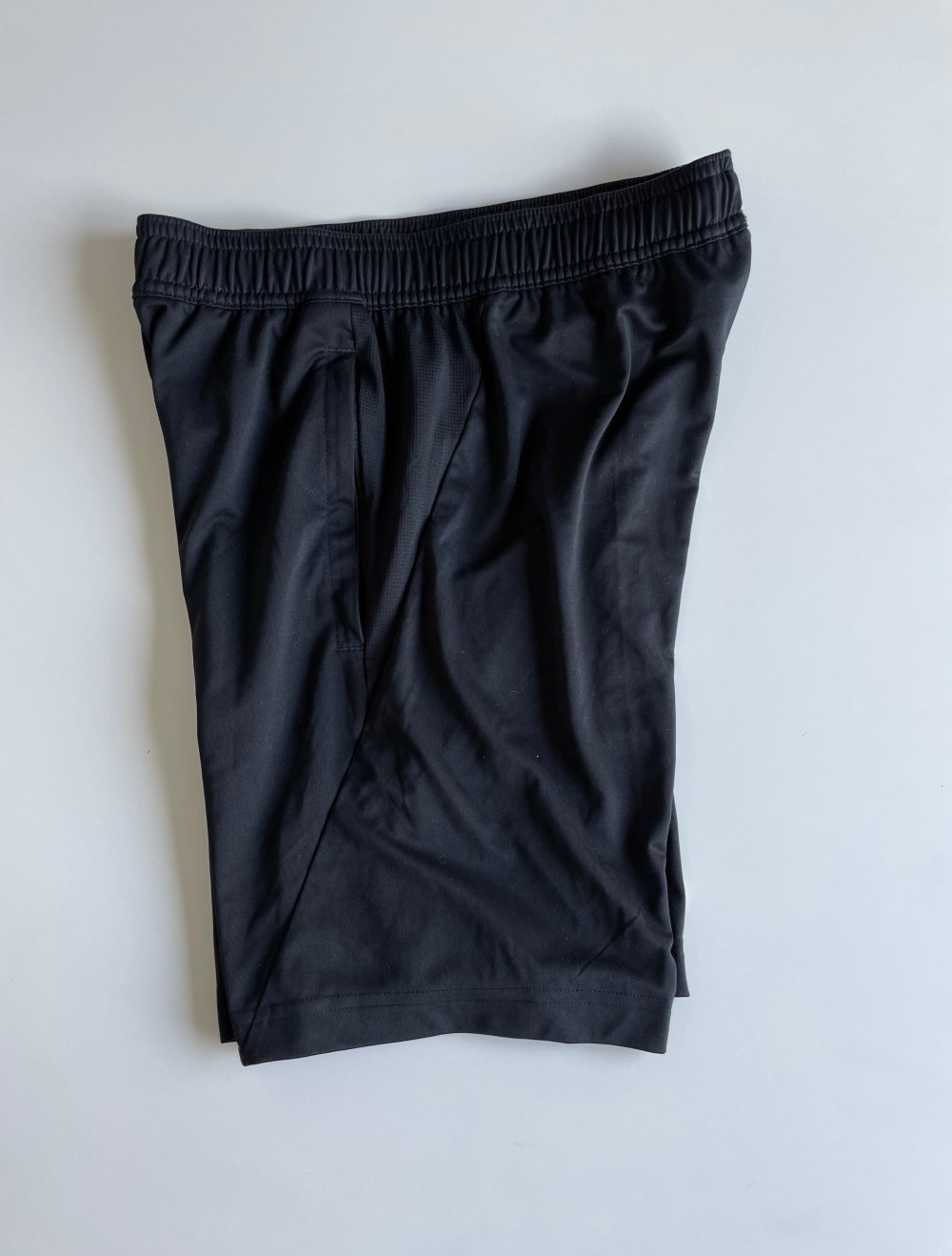 KONVENTIONELLE, KURZE ADIDAS KINDERSPORTHOSE IN SCHWARZ