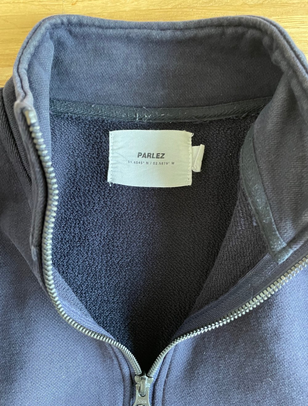 MODERNER DUNKELBLAUER ZIP PULLOVER VON PARLEZ
