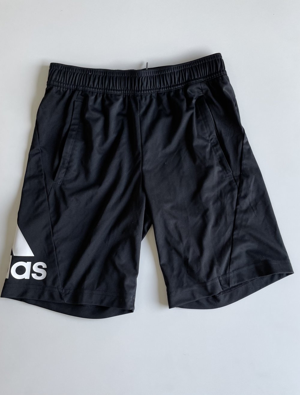 KONVENTIONELLE, KURZE ADIDAS KINDERSPORTHOSE IN SCHWARZ