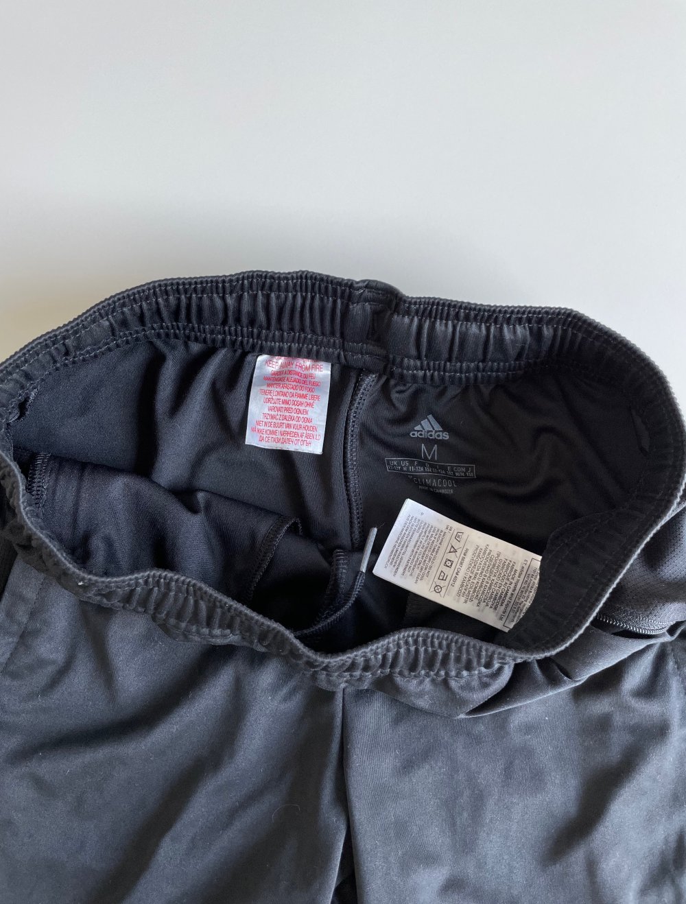 KONVENTIONELLE, KURZE ADIDAS KINDERSPORTHOSE IN SCHWARZ