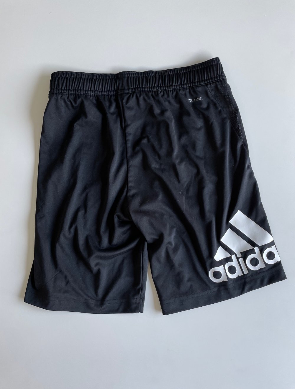KONVENTIONELLE, KURZE ADIDAS KINDERSPORTHOSE IN SCHWARZ