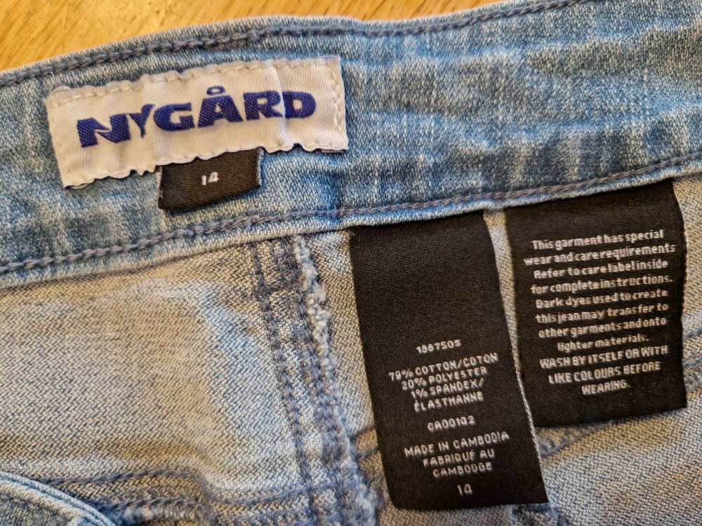 Nygard. Stylische blaue Caprihose, Jeans, Jeggins. Größe L ( 14 ). Baumwolle + Elastan. Taillenumfang 83-88 cm. Lange 85 cm. Hüftumfang 84 cm. Gewaschen. Ordentlich gepflegter Zustand. Es gibt keine Garantie und Rückerstattung.