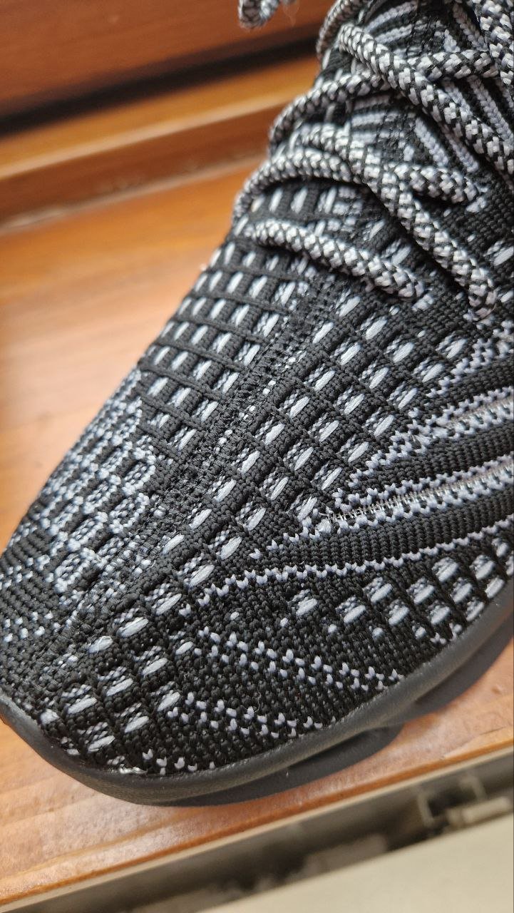 Leichte schwarze-graue Sportschuhe , Halbschuhe, Schnürschuhe. Sneaker.