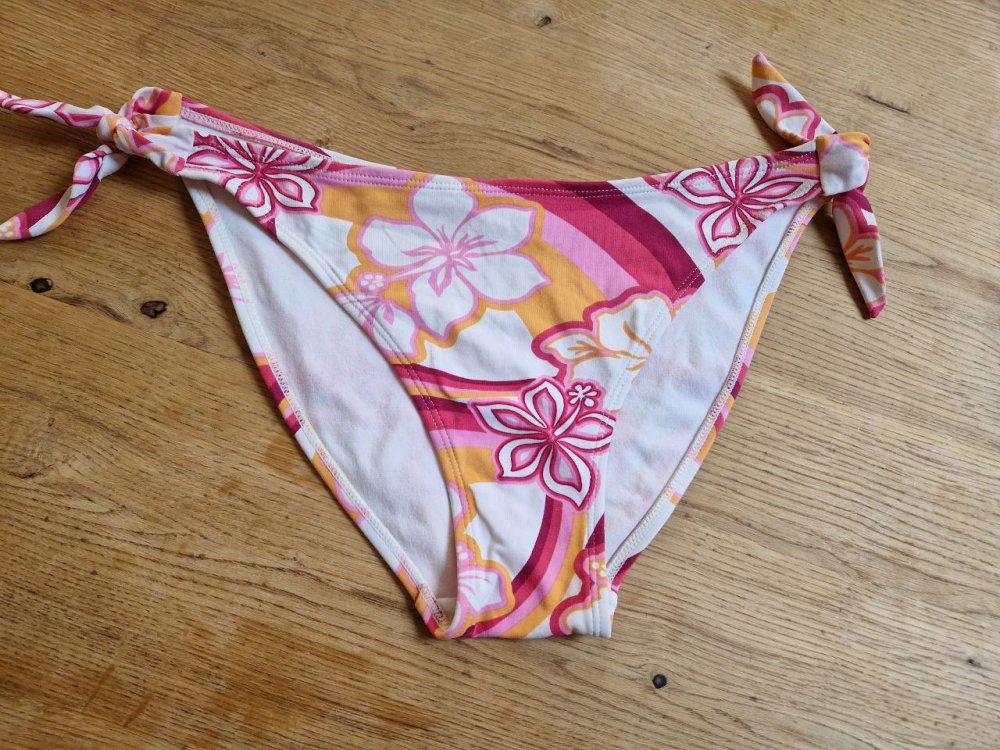 Schöner Badeanzug - Bikini. Größe M. Gewaschen. Ordentlich gepflegter Zustand. Es gibt keine Garantie und Rückerstattung.