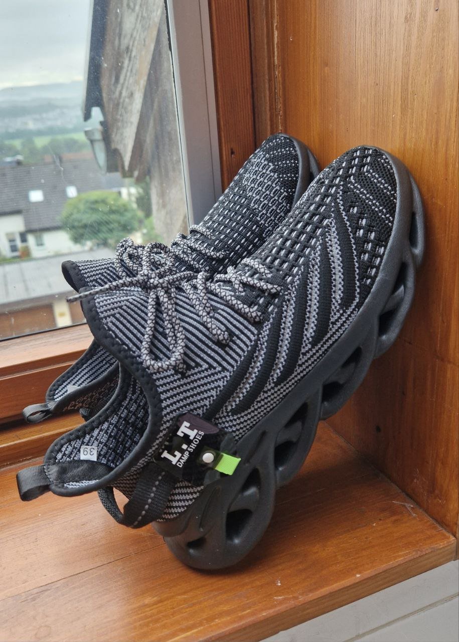 Leichte schwarze-graue Sportschuhe , Halbschuhe, Schnürschuhe. Sneaker.
