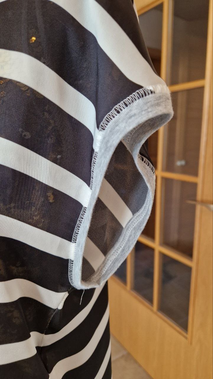  Marc Cain. Wie neu.  Bequeme Bluse - T-Shirt.  Größe S-M . 