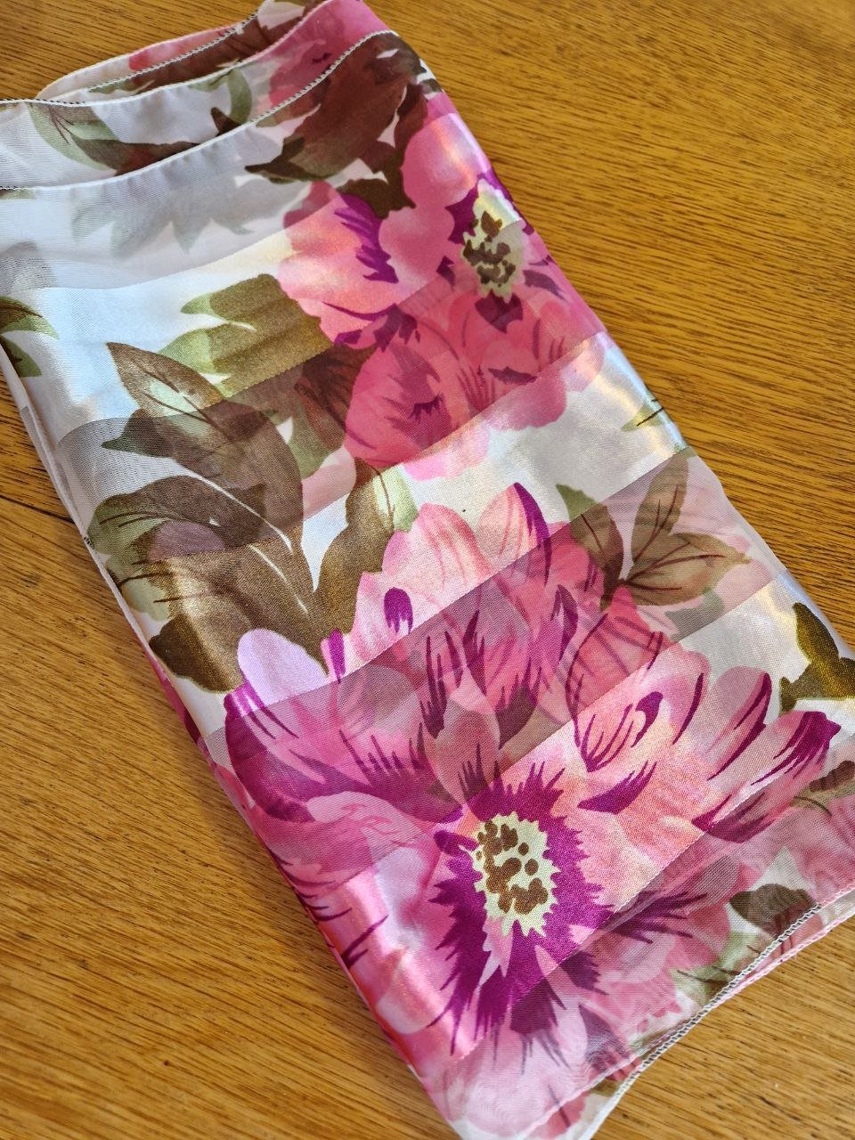 Leichter Schal. Polyester.  150 cm / 34 cm. 