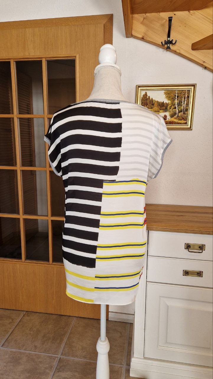  Marc Cain. Wie neu.  Bequeme Bluse - T-Shirt.  Größe S-M . 