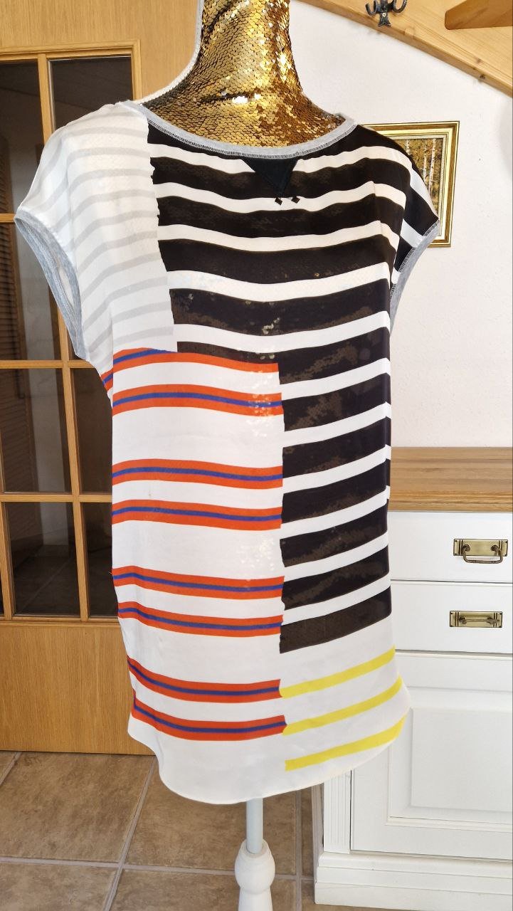  Marc Cain. Wie neu.  Bequeme Bluse - T-Shirt.  Größe S-M . 