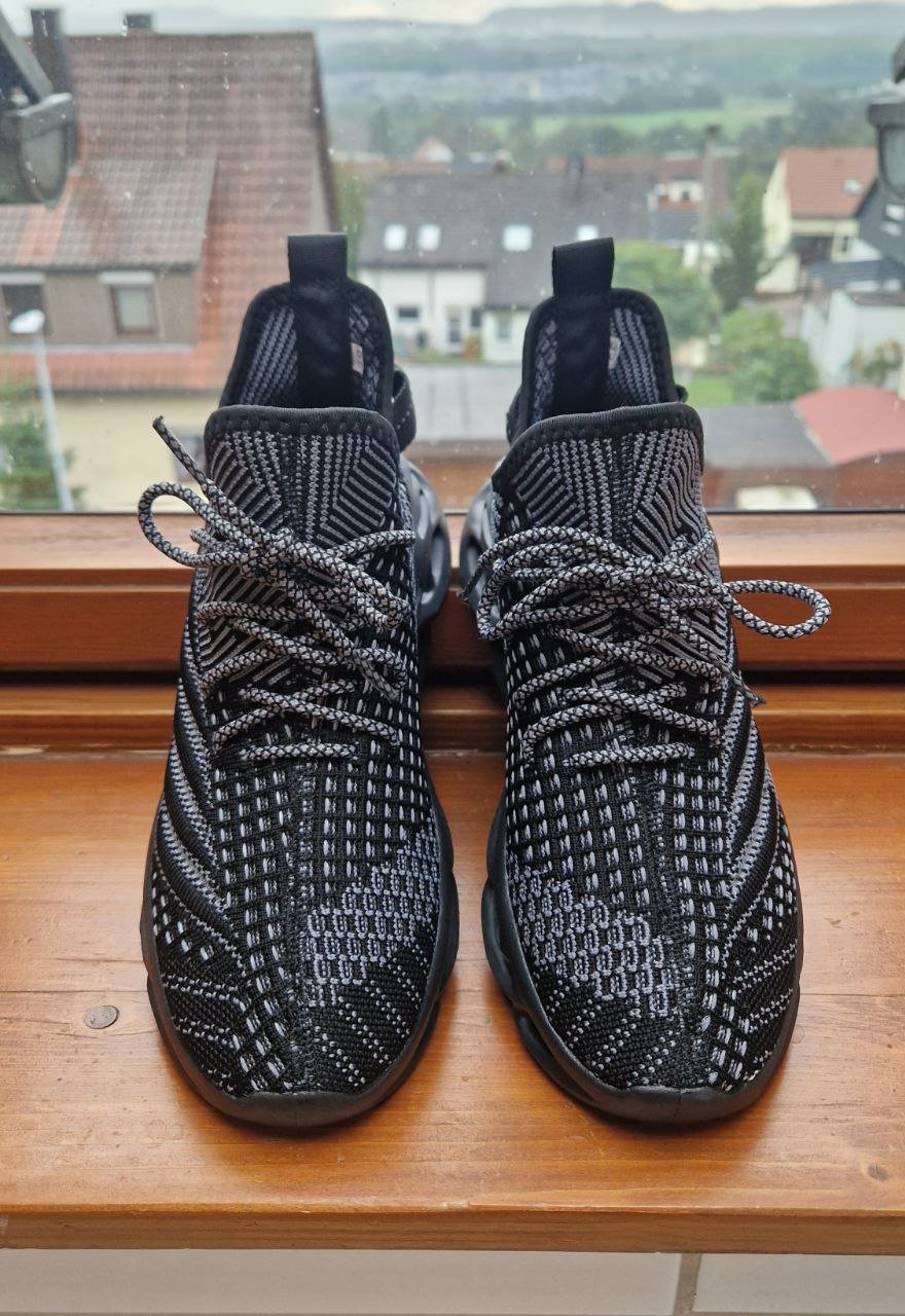 Leichte schwarze-graue Sportschuhe , Halbschuhe, Schnürschuhe. Sneaker.