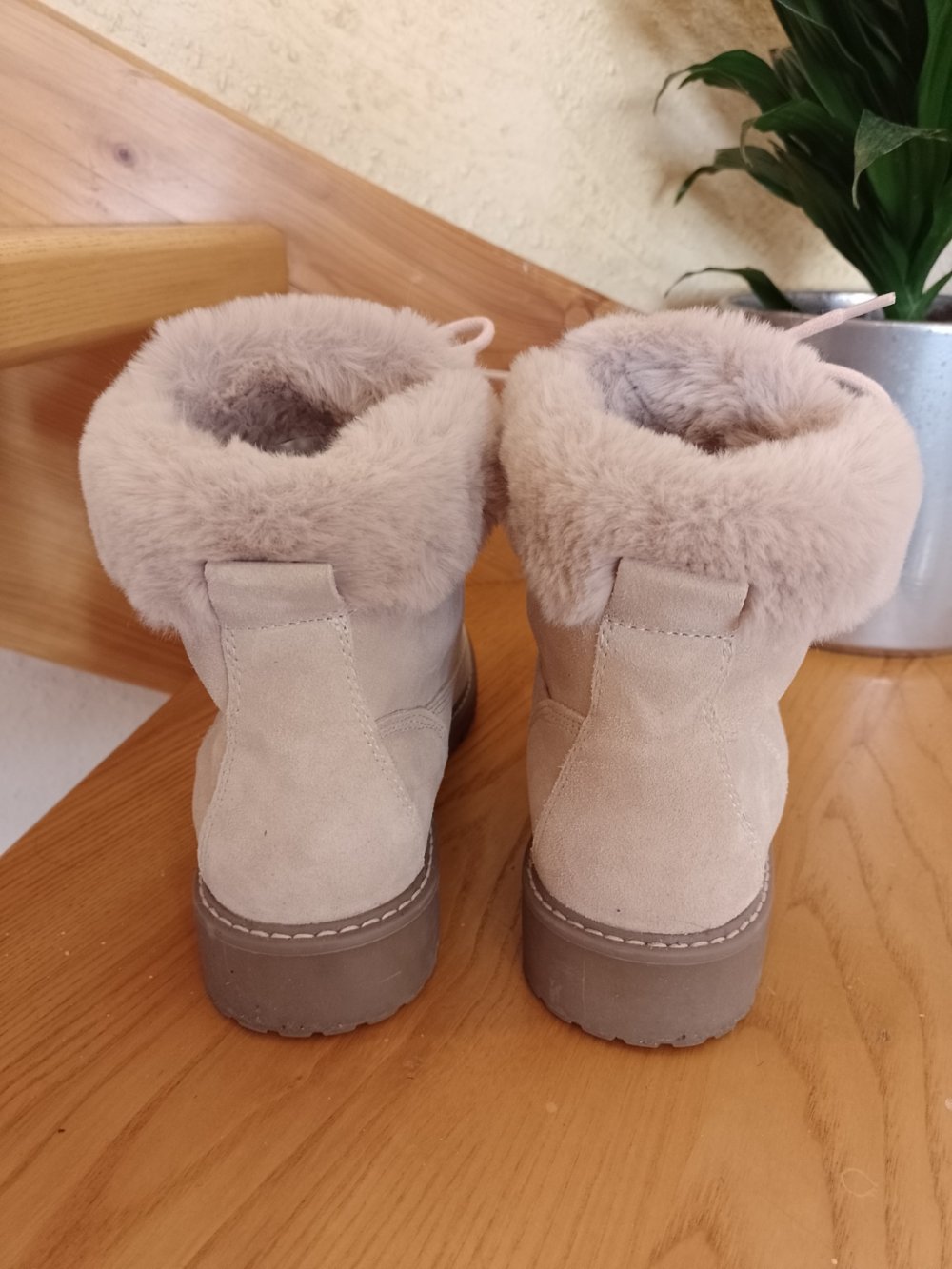 Neu. Schöne warme Stiefelette . Wildleder. Deichmann Größe 39.