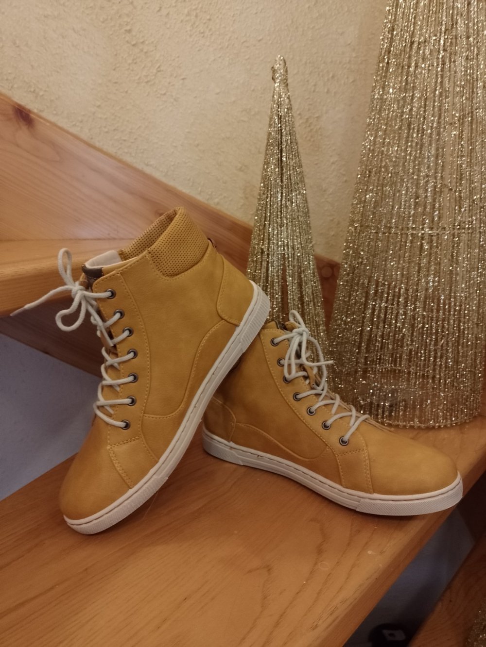 Mustang. Neu. Schöne warme Stiefeletten . Größe 38