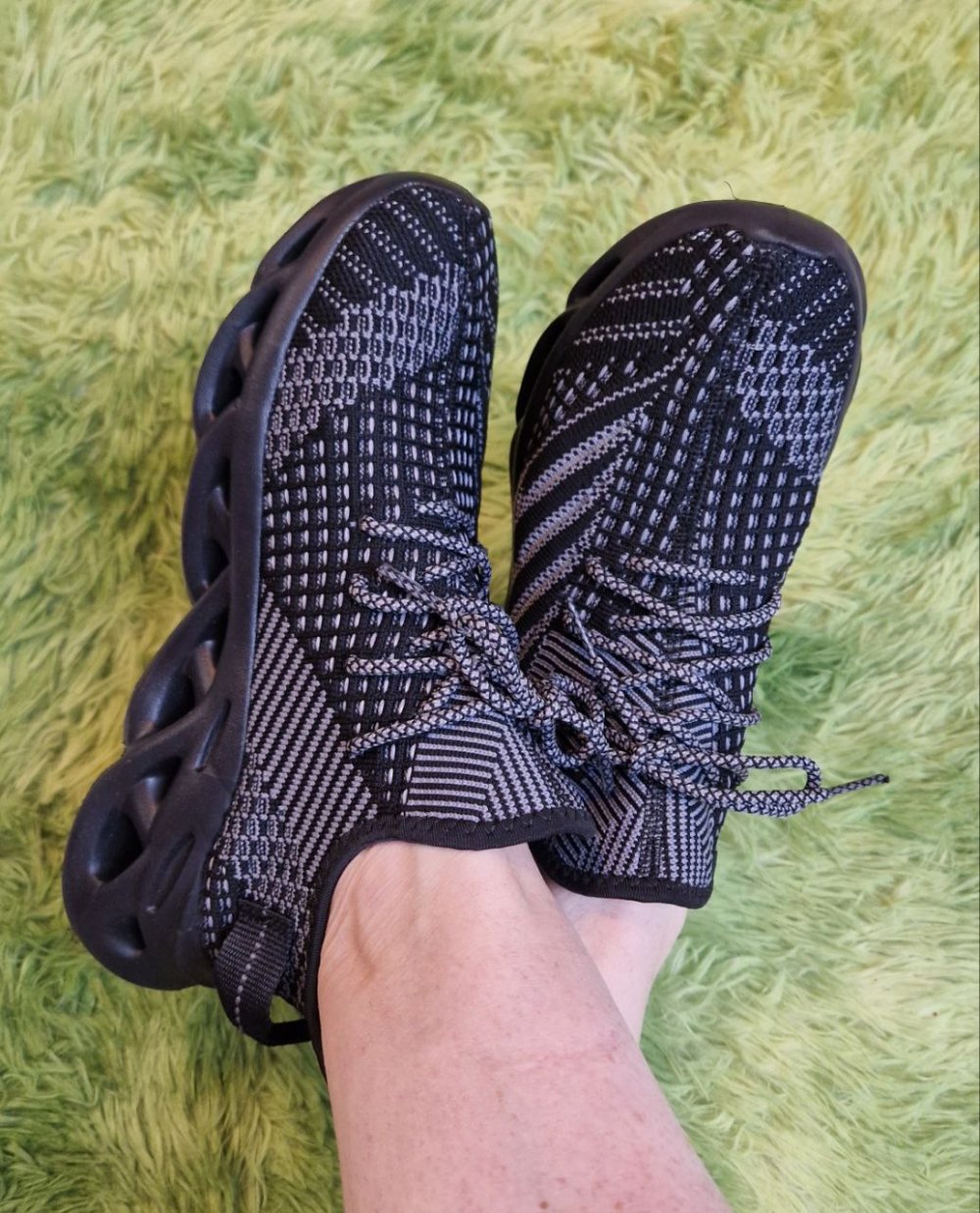 Leichte schwarze-graue Sportschuhe , Halbschuhe, Schnürschuhe. Sneaker.