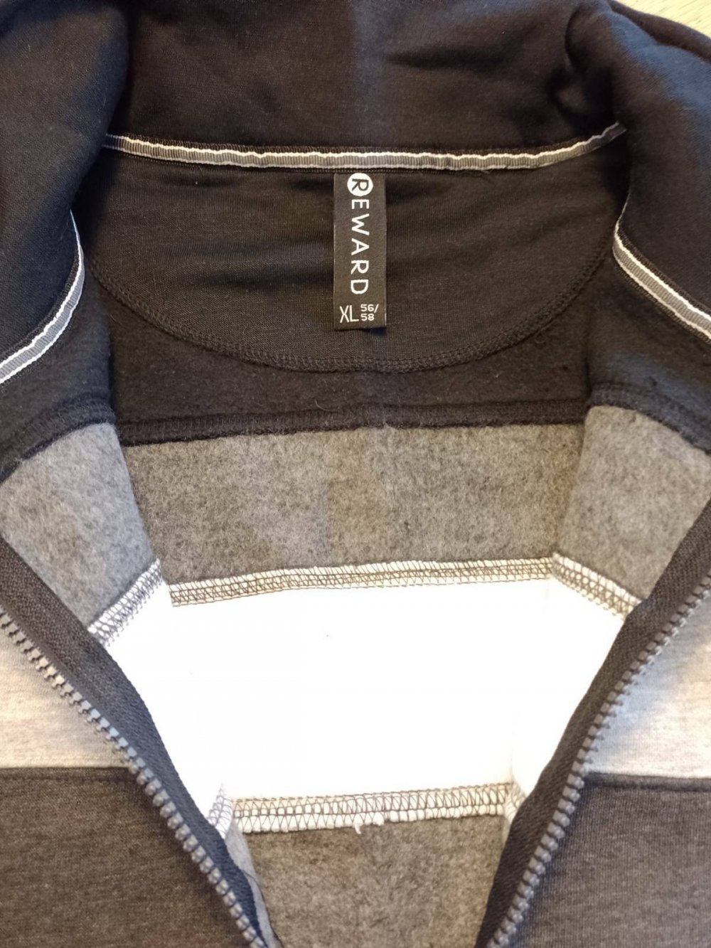 Herren - Sweatjacke mit Kontrastblock. Größe XL .
