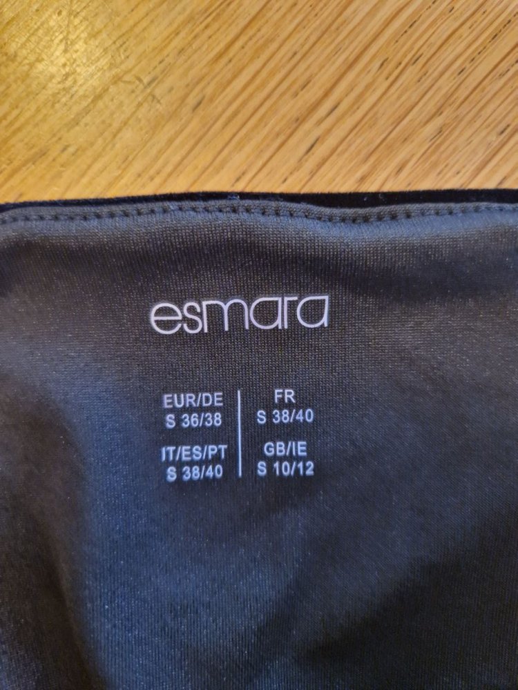 Schönes Top .  Größe S.  Polyester + Elastan. 