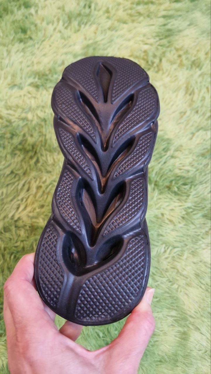Leichte schwarze-graue Sportschuhe , Halbschuhe, Schnürschuhe. Sneaker.