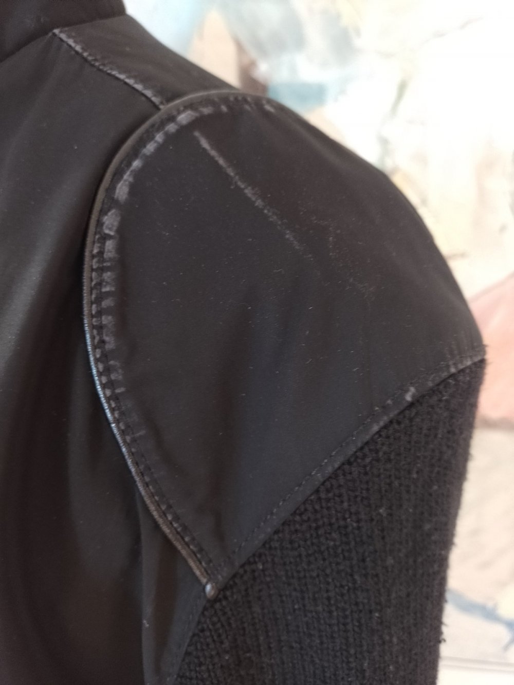 Bugatti. Praktische stilvolle schwarze Jacke.