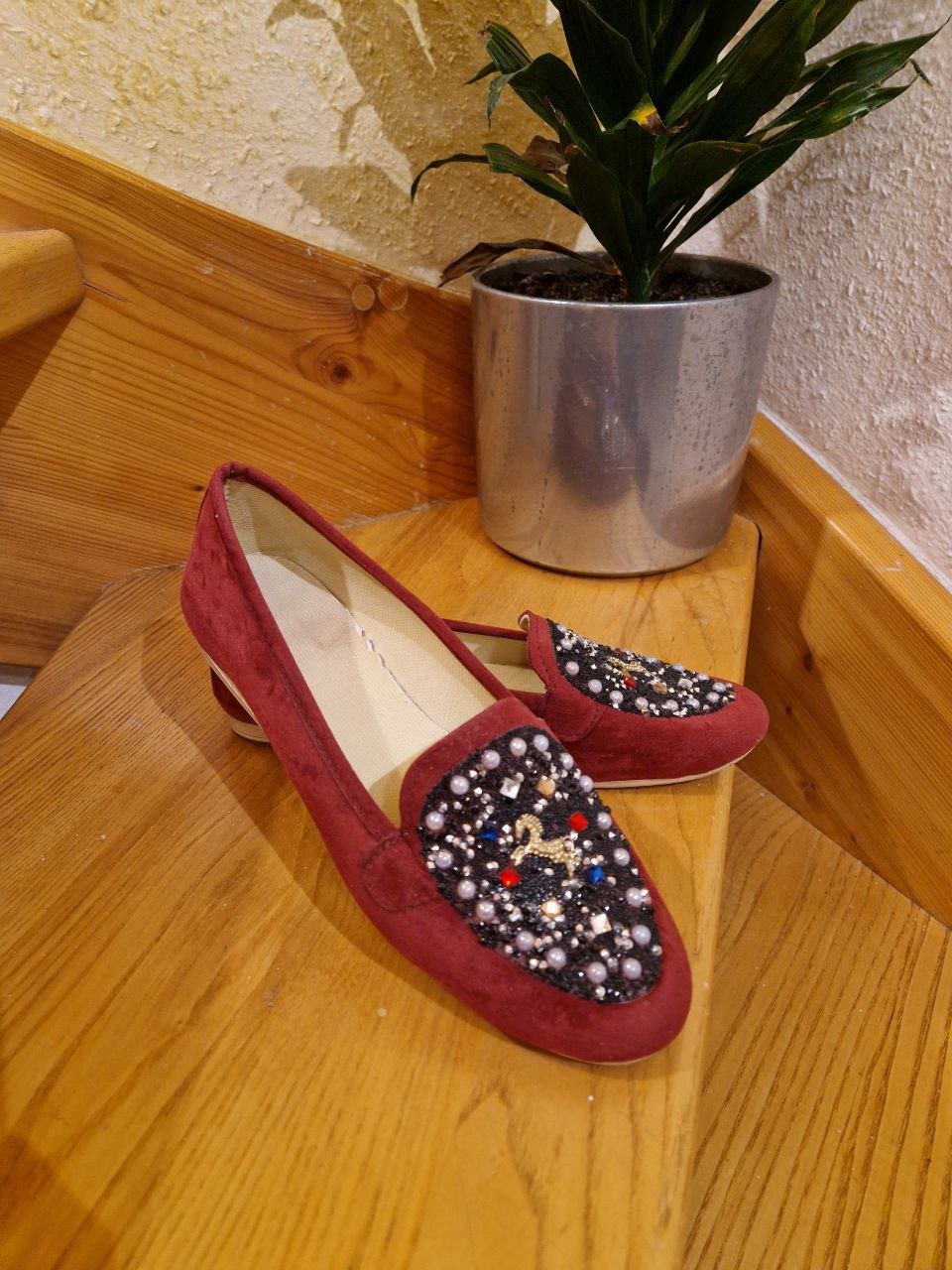 Wunderschöne Schuhe mit Perlen und Strasssteinen.  Größe 39. 