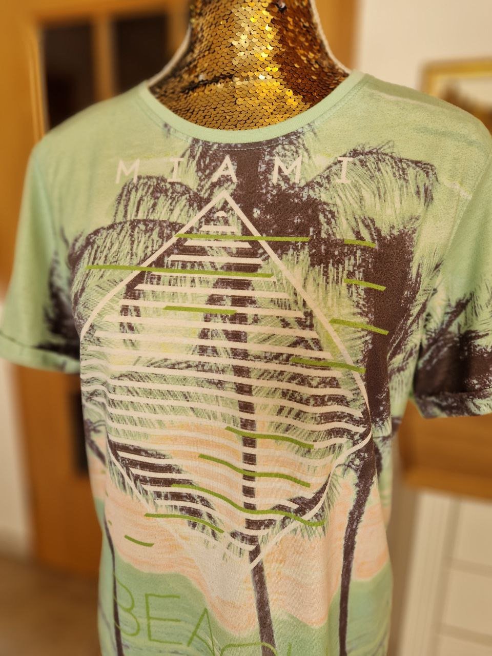 Manguun. Bequemes T-Shirt . Größe M.