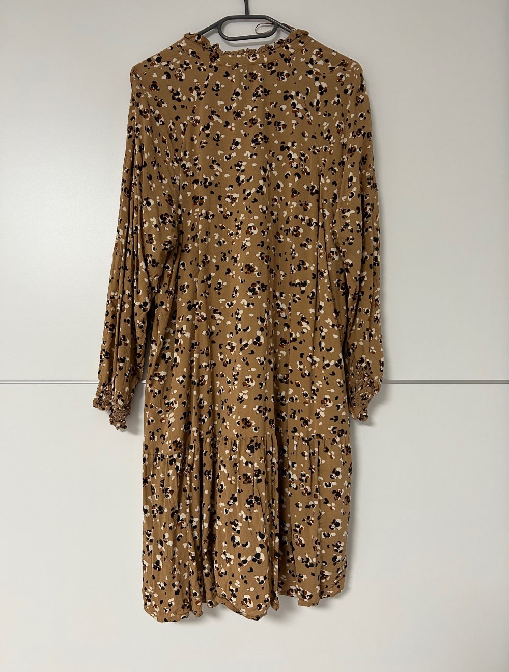 Langärmliges Kleid mit Leopardenmuster