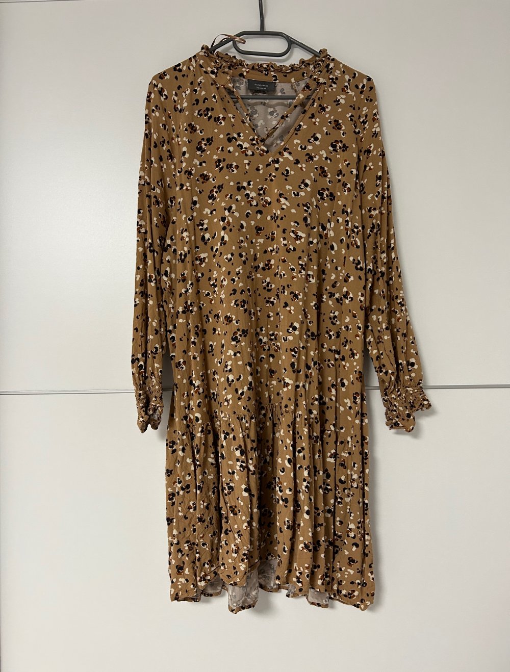 Langärmliges Kleid mit Leopardenmuster